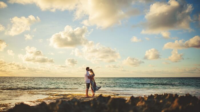 couple kissing in harbour island