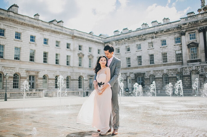 A couple poses at the Somerset House in London
