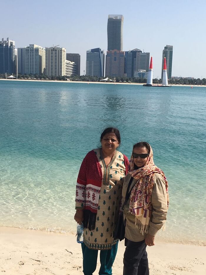 family on a dubai city tour
