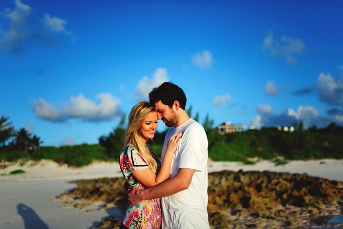 romantic couple in Bahamas