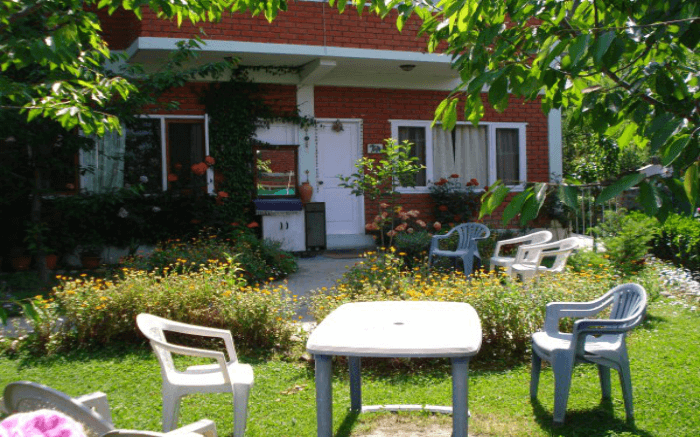 Garden area at Manali Meadows Homestay