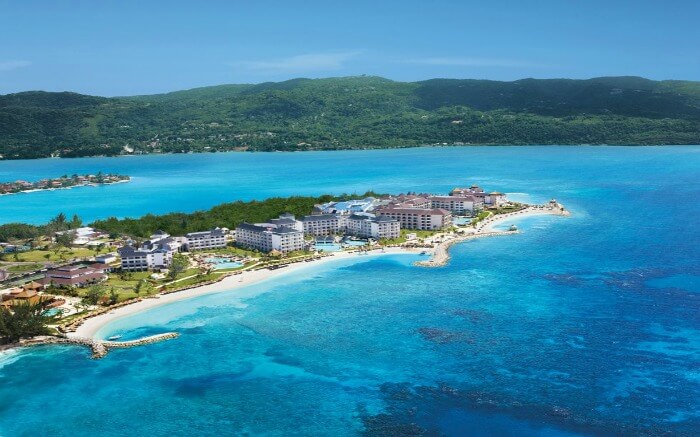 A beautiful resort in the middle of azure waters