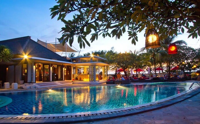 A resort decorated with fancy lights at night