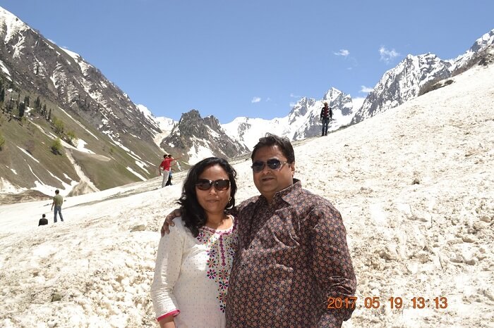 rakesh and his wife enjoy their time in sonmarg