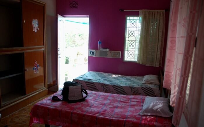 Well laid-out room of Heranca Goesa homestay in Diu