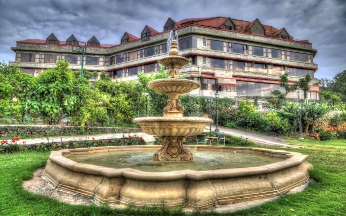 Building of a gorgeous hotel with a fountain in Mahabaleshwar