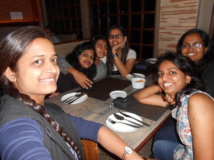 monali and friends at cafe