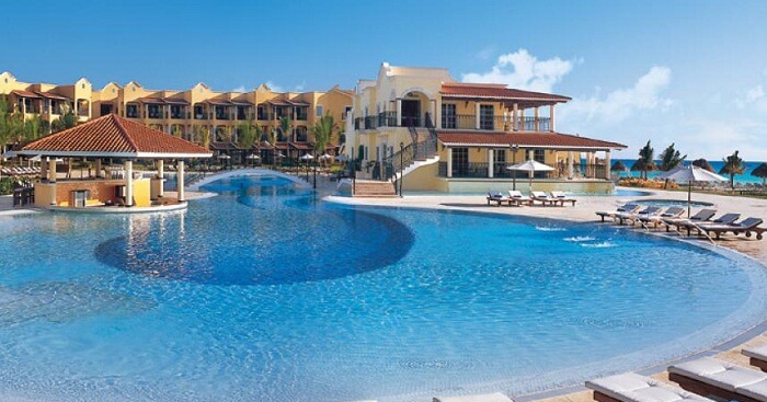 A view of the pool of the Secrets Capri Riviera Cancun Resort by the beach