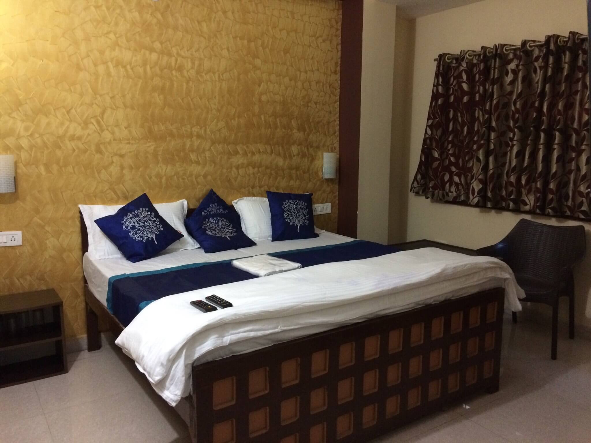 a kind size bed in a hotel room in Lansdowne