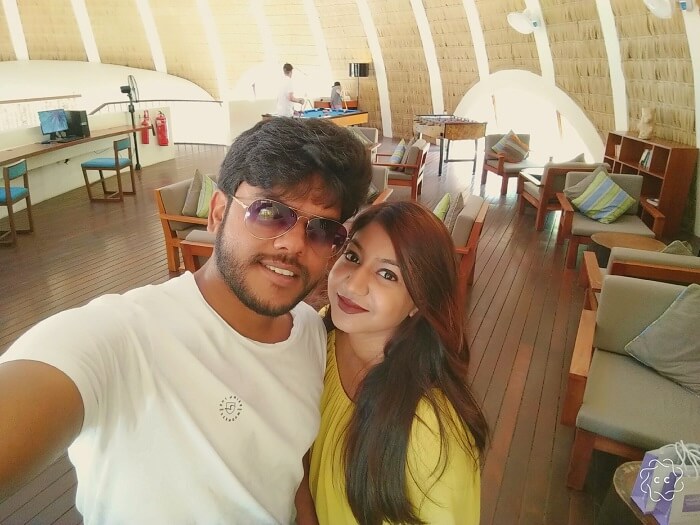ambuj rashmi taking selfies on the last day of maldives honeymoon trip