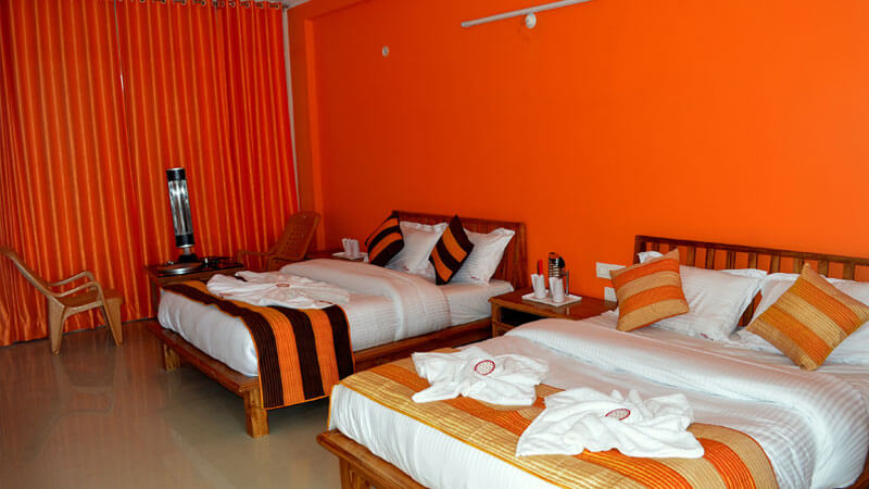 two beds in a hotel room in Lansdowne