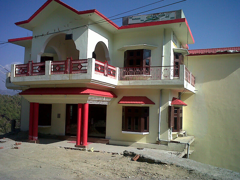 a hotel at roadside in Lansdowne