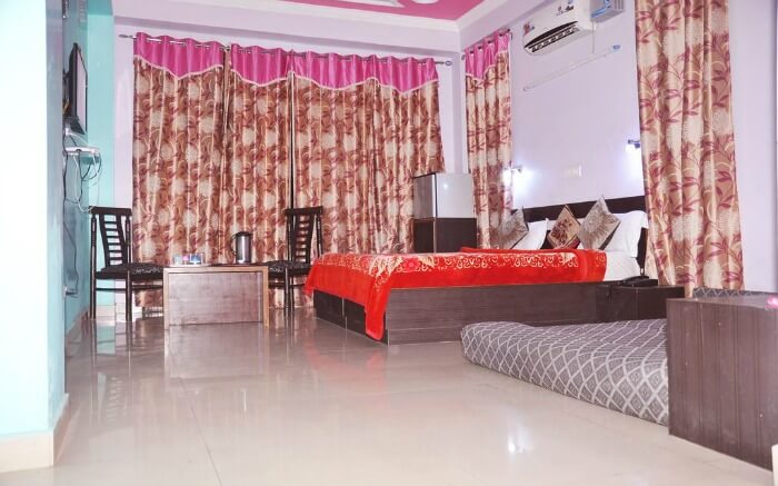 budget hotel room with king size bed and chairs