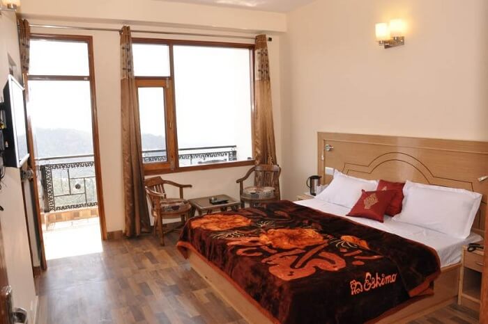 -One of the deluxe rooms in the Hotel Comfort Inn at Chail