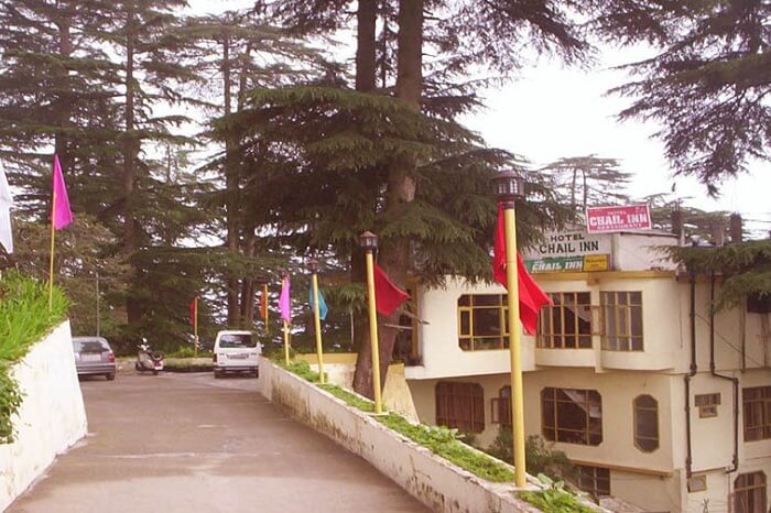 The drive-in to the Hotel Chail Inn