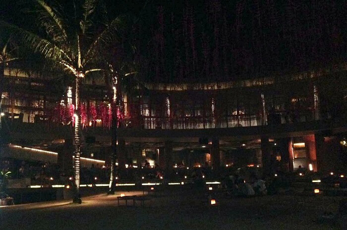 roack bar in bali beside beach