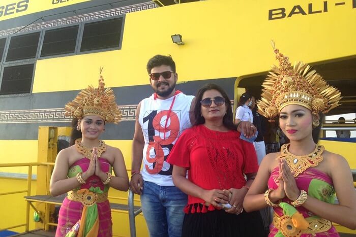 nirav & wife with dance performers in bali