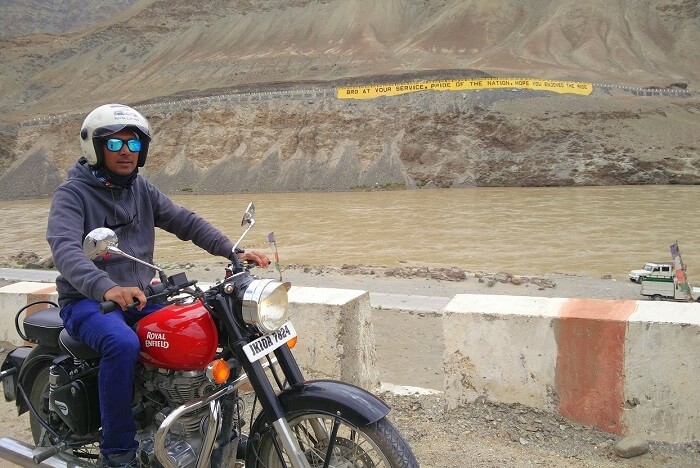 ninad biking away in ladakh