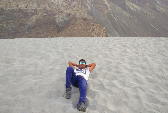 ninad lying on desert in nubra