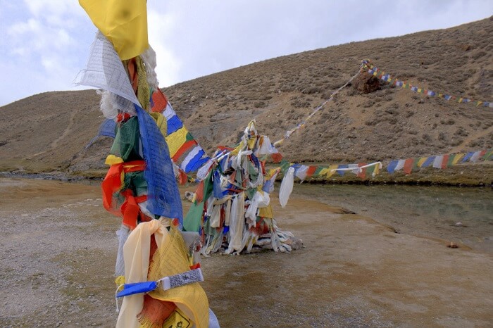 prayer flags at chandra taal lake