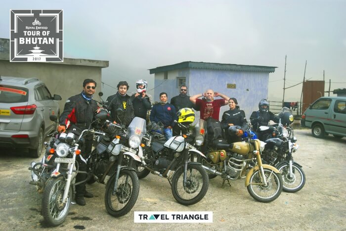 phuentsholing_to_paro: the group of riders taking a break