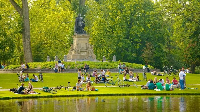 Go picnicking in the Vondelpark