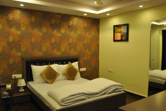 stay at Hotel Diamond Inn