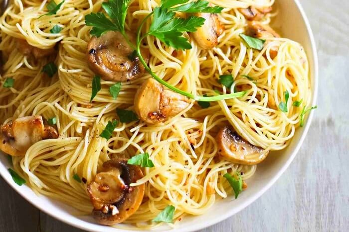Spaghetti with Mushrooms:: Garlic:: and Oil