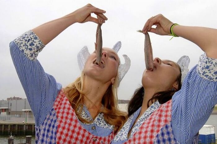 how to eat herring in amsterdam, netherlands