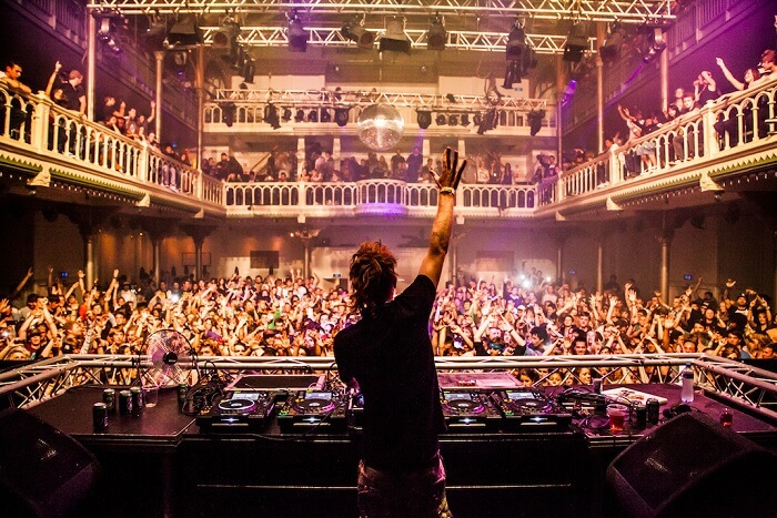 Go clubbing & bar hopping in Amsterdam