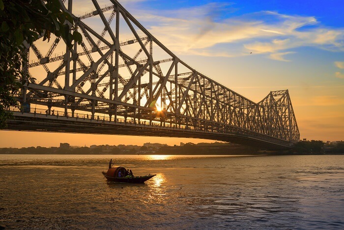 Get Romantic Near The Howrah Bridge
