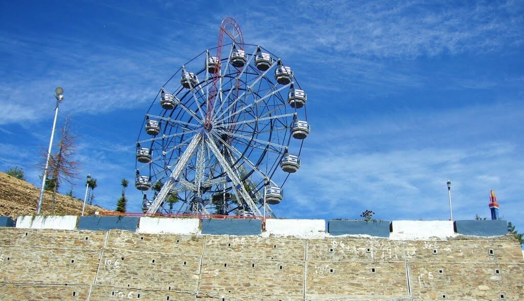 a giant ride in a fun park in Kufri