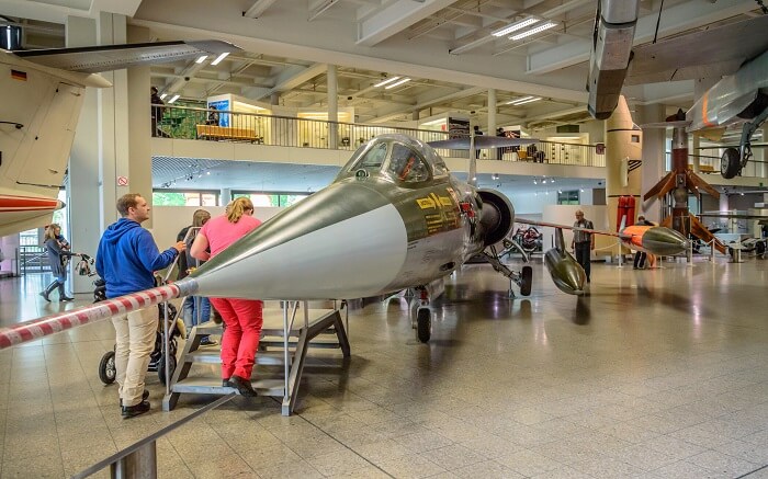 People visiting Deutsches Museum