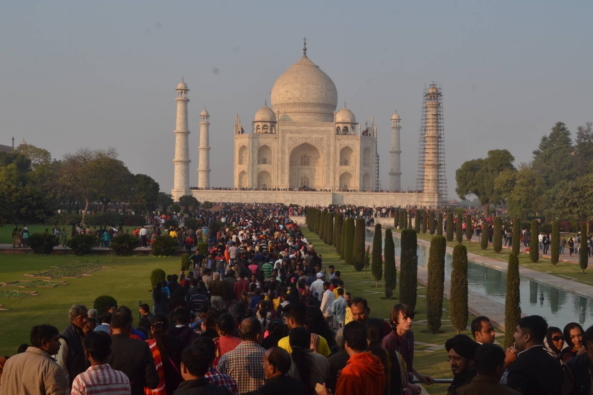 crowd in Taj Mahal