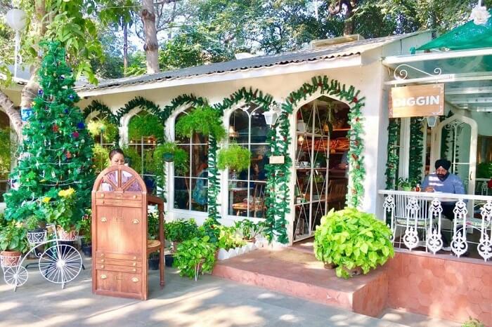 have a romantic date at Diggin, Chanakyapuri