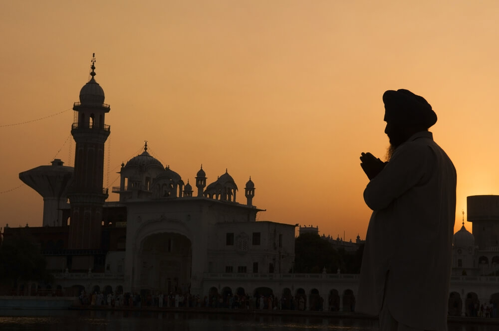 a sikh guy praying