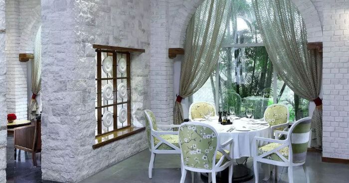 Sheraton Grand Pune Bund Garden Hotel dining area