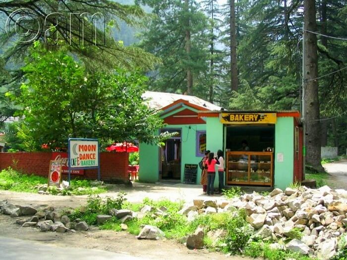moondance cafe in kasol