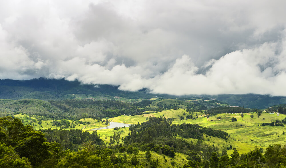 Mannavanur Lake under clouded sky