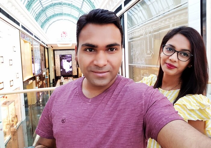 Couple enjoys Shopping In Dubai