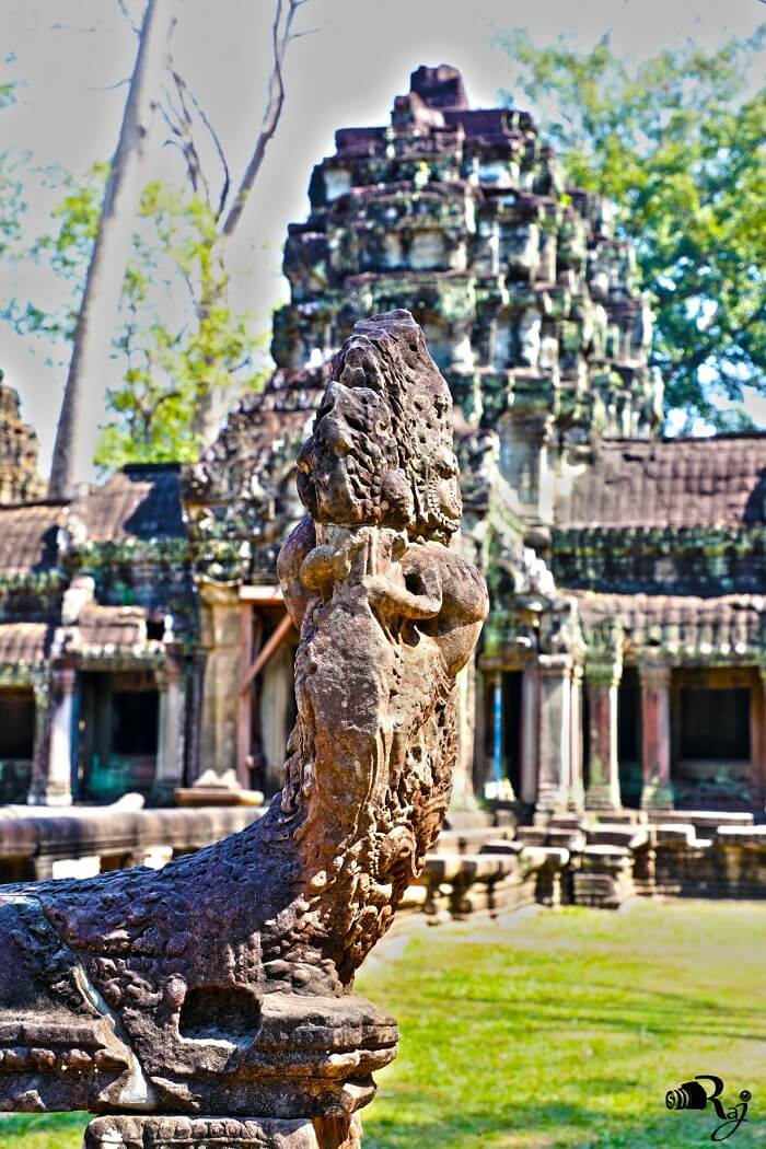 statues at angkor wat