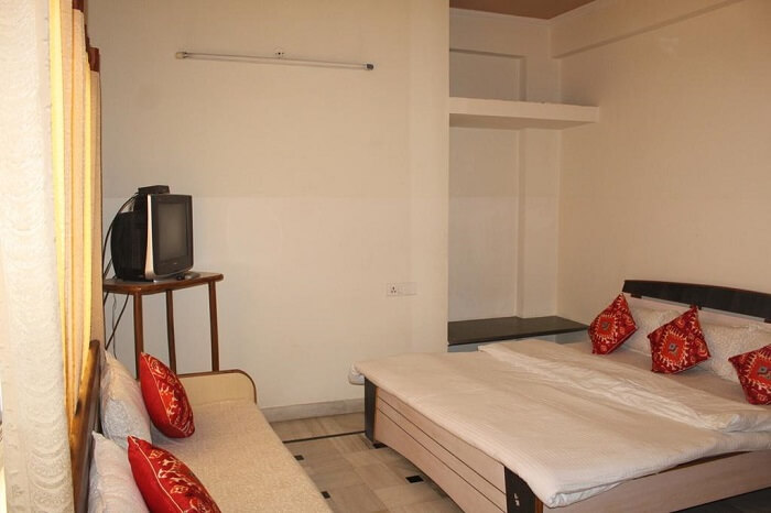 stay at Nadya Homestay jaipur