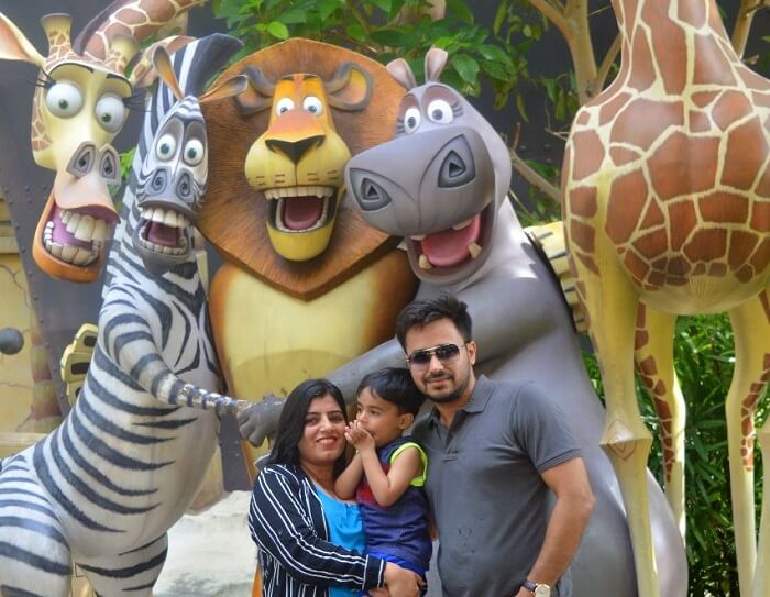 anshu singapore trip: posing with madascar movie characters