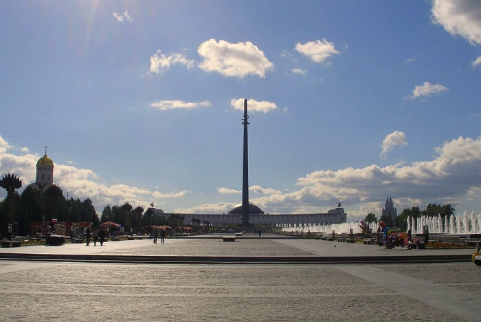 Explore the Poklonnaya Hill