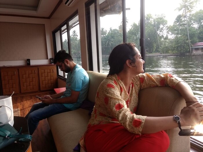 stay in houseboat