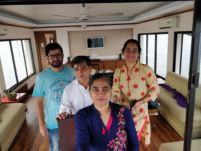 Stay in the houseboat