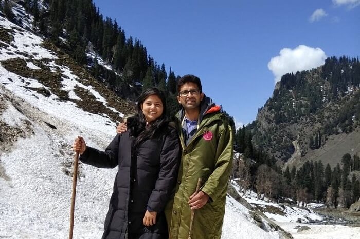 couple enjoying snow in gulmarg
