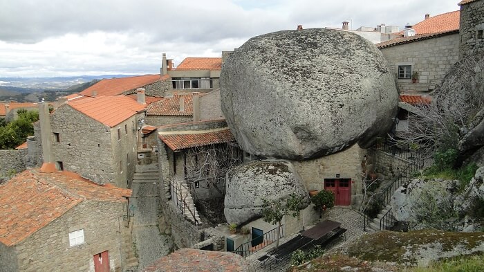 granite houses in Monsanto