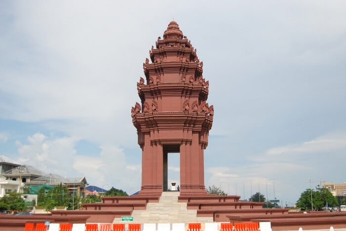Visit the Independence Monument phnom penh