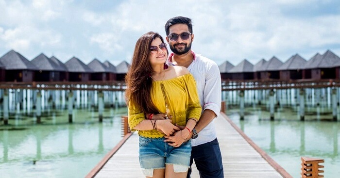 Shraddha-Aryas-Maldives-honeymoon-Cute-weird-husband-mocks-her-poses -640-1.jpg